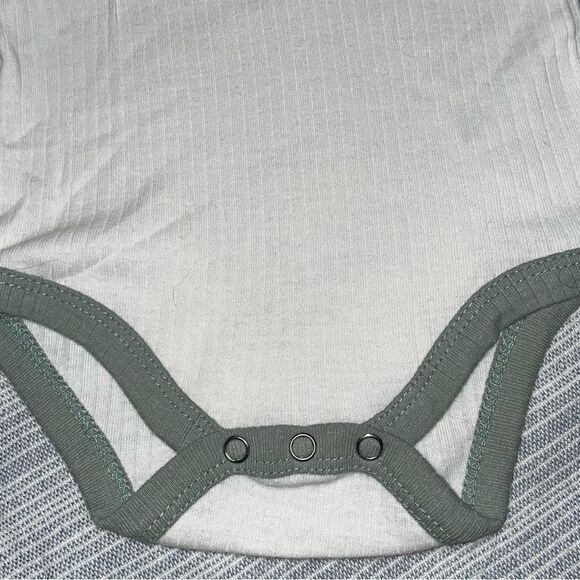 Tahari Baby Daddy’s Caddy Onesie 0-3M - Picture 9 of 11